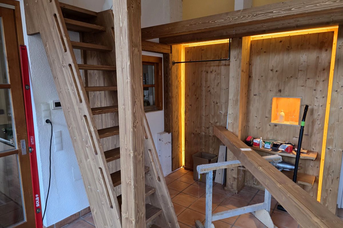 Holztreppe und Bar mit LED-Beleuchtung