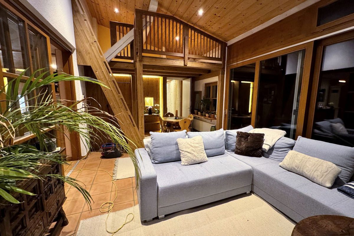 Wohnzimmer mit Holzbau und Sofa