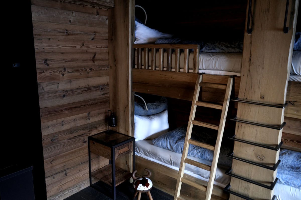 Etagenbett in Holzbalkenstube mit Leiter