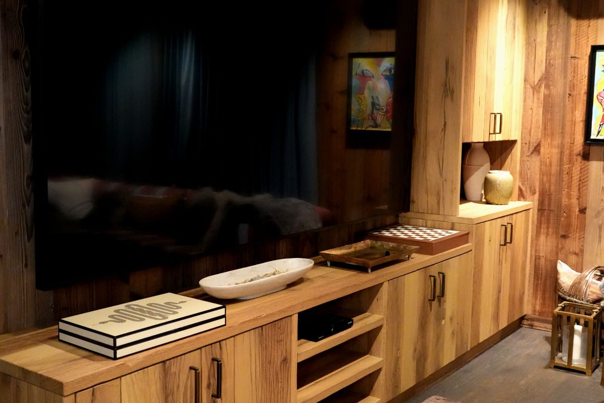 Wohnbereich mit Holzschrank und Fernseher