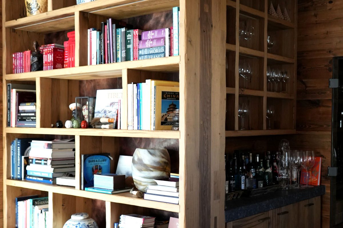 Bücherregal mit Gläsern und Büchern