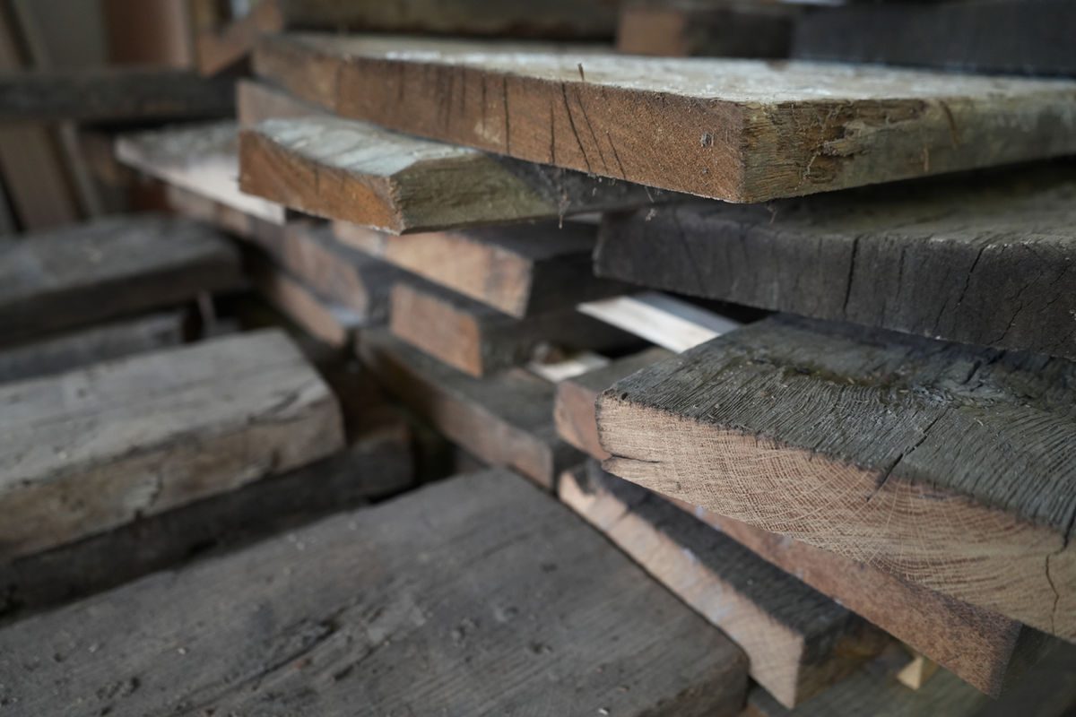 Stapel roher Holzbohlen