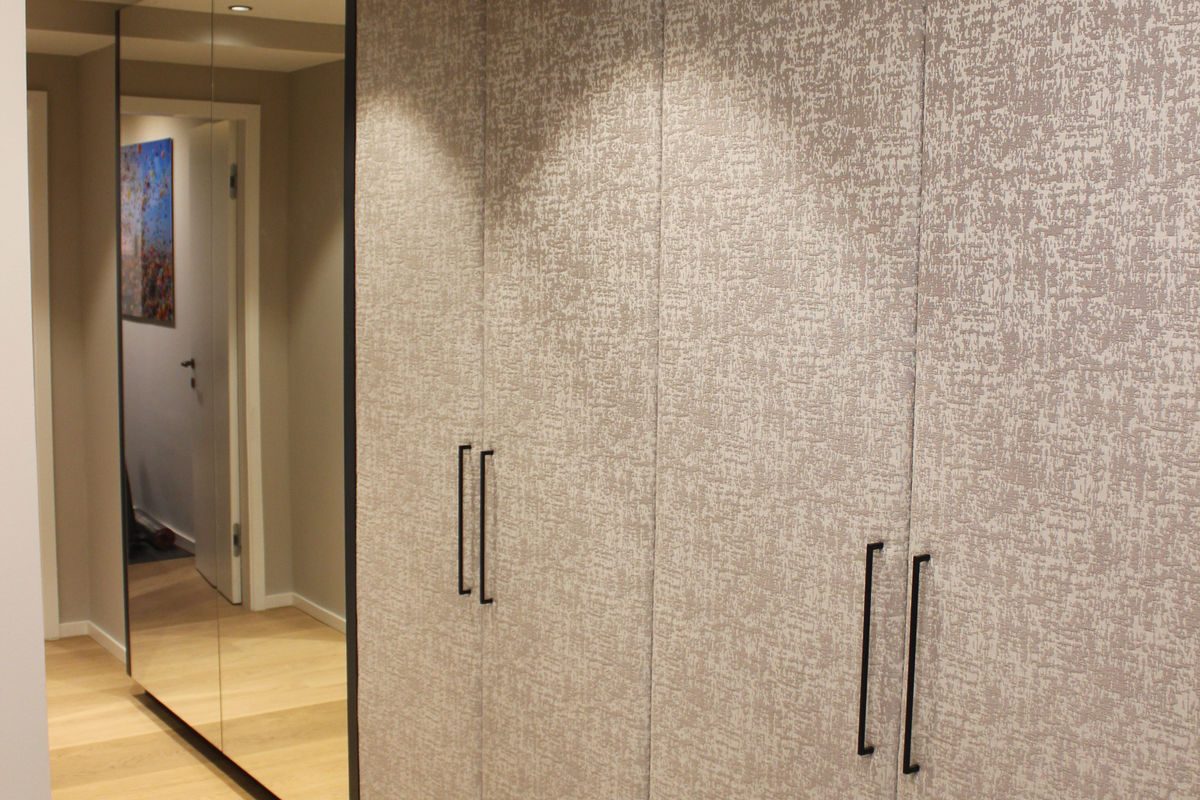 Garderobe mit Stoffoptik und Spiegel