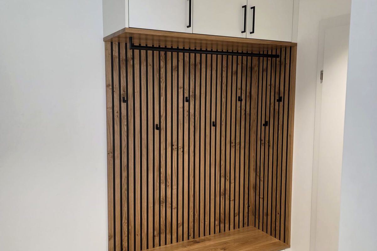 Eingangsmodul mit Holzslats und Haken